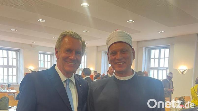 Imam Maher Khedr (rechts) erhält von Christian Wulff, ehemaliger Bundespräsident, sein Zertifikat. Bild: Maher Khedr
