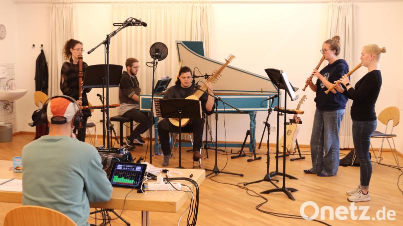 Aufmerksam hört Tontechniker Michael Prechtl zu, als die Junge Sulzbacher Hofmusik mit (von links) Annalena Schmidt, Maximilian Hauer, Hannes Weigert, Felicitas Groth und Emma Löffler Musik aus der Pommersfelder Schlossbibliothek spielt. Bild: cog