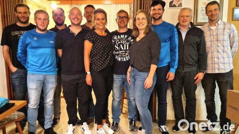 Das neu gewählte Führungsteam der SpVgg Thurndorf (von links): Jürgen Sertl, Felix Schraml, Jürgen Dörres, Florian Oberst, Alexandra Oberst, Gerhard Oberst, Lucia Maul, Simon Trautner mit Bürgermeister Jürgen Kürzinger. Bild: exb