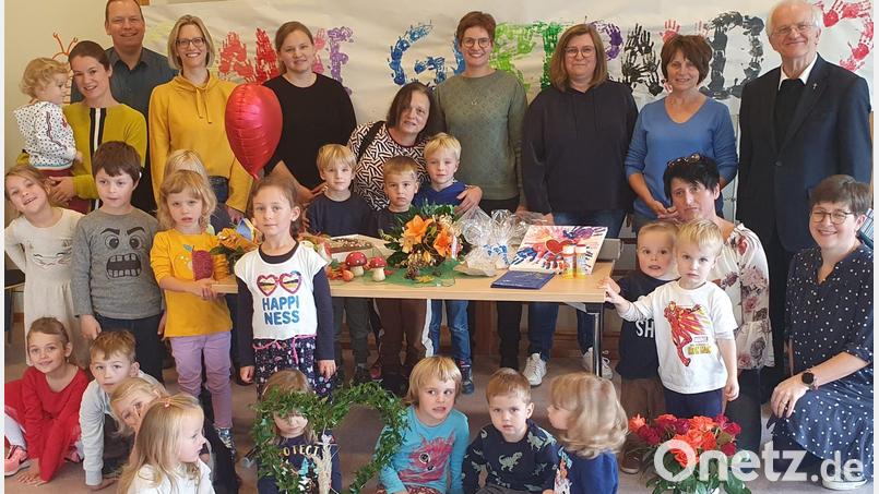 Kindergartenleiterin Theresa Uhl ehrt Jutta Schneeberger (hinten, Dritte von rechts) für 25 Jahre Dienst als Erzieherin und Edda Förster (hinten, Zweite von rechts) für 30 Jahre. Bild: mas