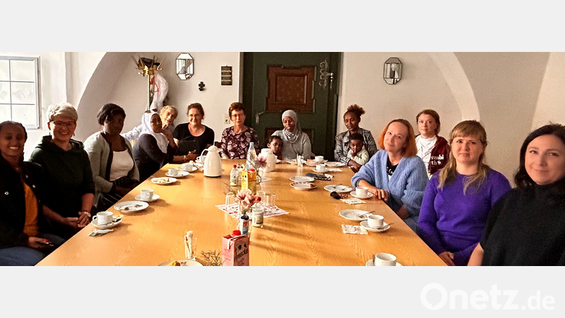 Neun Frauen kamen zum ersten „Integrativen Frauencafé“ der Caritas in Tirschenreuth. Bild: Caritas/exb
