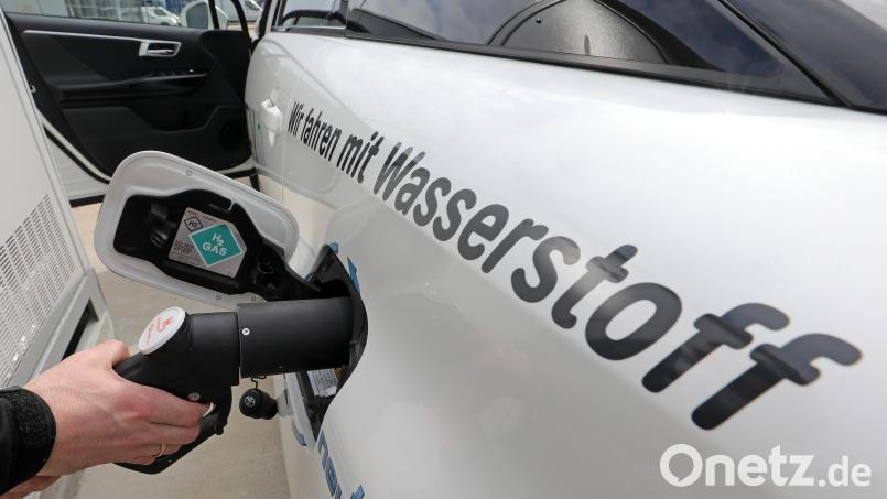 Wasserstoff kann vielfältig eingesetzt werden. Hier ist die Betankung eines Elektroautos, das seinen Strom aus Wasserstoff per Brennstoffzelle bezieht, zu sehen. Symbolbild: Bernd Wüstneck/dpa