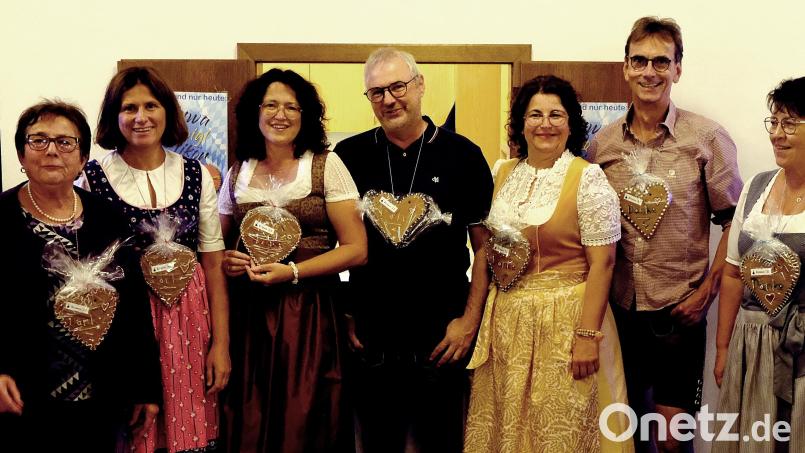 Sie sind die Helfer beim Kirwazoigl in Neunkirchen. Mit einer Ausnahme: Willibald Fuchs (links, mit Ehefrau Elfriede) dankten die Veranstalter für 50 Jahre Mesnerdienst. Bild: Bauer