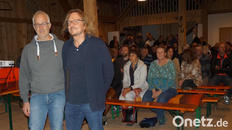 Der Sprecher der BI &quot;Freie Heimat&quot;, Thomas Beer (links), und Martin Abel thematisieren im Aiherlhof den geplanten Windpark Neunburg. Bild: wel