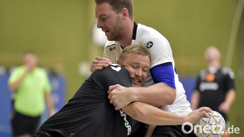 David Zilak (vorne) und die HG Amberg gastieren am Samstagabend bei der HSG Nabburg/Schwarzenfeld. Archivbild: Hubert Ziegler