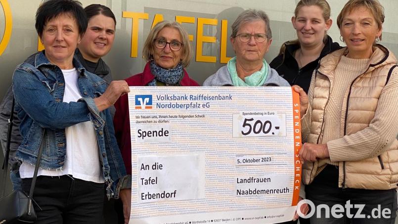 Die Landfrauen Naabdemenreuth überreichen der Tafel in Erbendorf 500 Euro. Bild: Uhl/exb