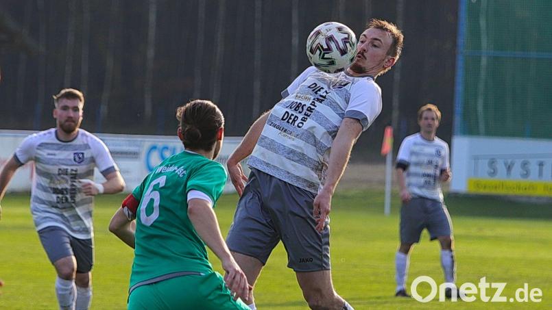 Martin Pasieka stoppt den Ball. Der Stürmer des SV Etzenricht führt mit 15 Toren die Torjägerliste der Bezirksliga Nord an. Bild: war