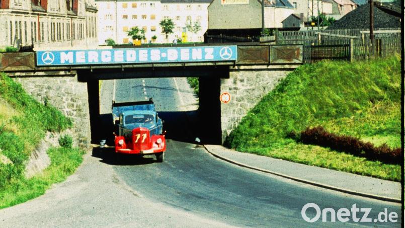 Zufall, aber werbewirksam: Ein Mercedes-Benz-Lkw durchfährt die Bahnunterführung Regensburger Straße im Jahr 1958, an der ein großes Werbeschild der Automarke prangt. Bild: Privatarchiv Hladik/Schober