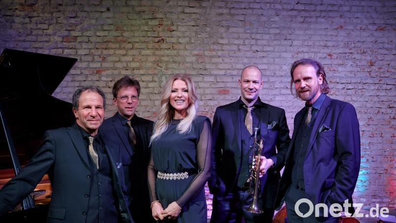 Jasmin Bayer und ihre Band kommen nach Amberg. Bild: Lauren Leis/exb