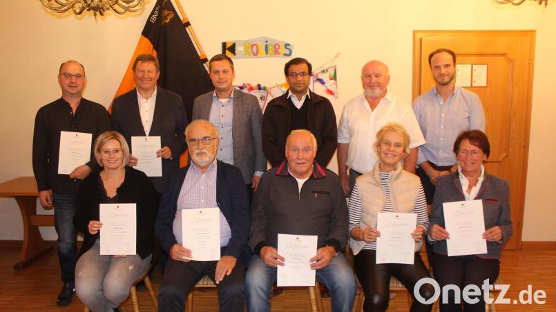 Die Geehrten mit den Ehrengästen, (vorne, von links) Nadine Prechtl, Werner Hoffmann, Hans Schreyer, Christine Söllner und Marion Hoffmann sowie (hinten, von links) Michael Knott, Rudolf Hoffmann, Bürgermeister Wolfgang Söllner, Präses Pater Anish George sowie die stellvertretenden Vorsitzenden Hubert Knott und Maximilian Rubenbauer. Bild: soj