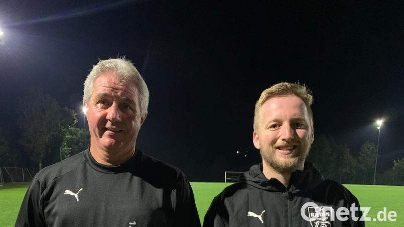 Trainer Josef Fleischmann (links) und Co-Trainer Martin Hillen führen den 1. FC Rieden bis zur Winterpause. Bild: gau