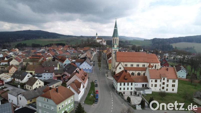 Der Pleysteiner Marktplatz soll ab dem Jahr 2025 umgestaltet werden. Zur Finanzierung wird der Bedarf bei der Regierung der Oberpfalz angemeldet. Bild: bey