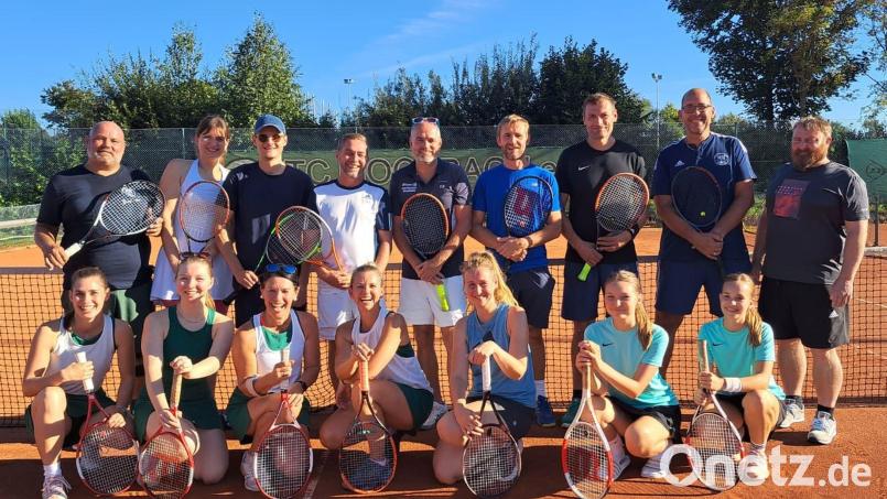Das Bild zeigt die Vorstandschaft sowie die Gewinner des Doppel-Mixed-Turniers des Tennisclubs Moosbach: Marco Kühn, Sarah Rappl, Lukas Rappl, Alexander Scheck, Florian Moller, Mario Thalhauser, Michael Bock (Sieger im Doppel und Vorsitzender), Mario Hochholzer und Lothar Gmeiner (stehend, von links) sowie (vorne, von links) Karolina Schießl, Nadja Forster, Andrea Eger-Schießl, Irene Moller, Steffi Singer, Leona Thalhauser und Paula Schießl (Siegerin im Doppel). Bild: gi