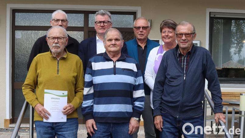 Die Siedlergemeinschaft Loderhof ehrte langjährige Mitglieder: (vorne, von links) Manfred Klameth (30 Jahre), Heinz Mertel (30 Jahre), Jürgen Luber (30 Jahre), (hintere Reihe, von links) Kassier Christian Pruy, , Bürgermeister Michael Göth, Zweiter Vorsitzender Rudolf Eckl und die Erste Vorsitzende Anna Margarete Hartmann. Bild: mfh