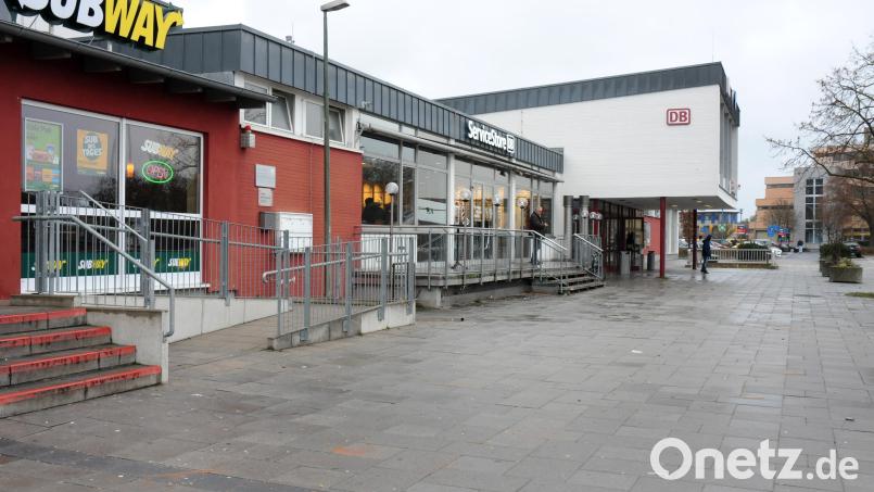 Irgendjemand ist der Bahn in Amberg aufs Dach gestiegen, genau genommen aufs Dach der weißen Wartehalle. Das dort abgestellte Fahrrad ist mittlerweile wieder verschwunden. Archivbild: Stephan Huber