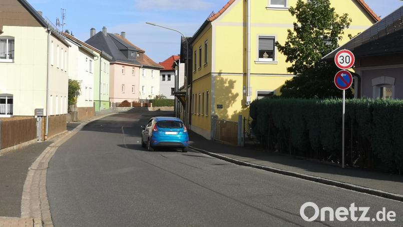 Seit Februar 2023 gilt in der Leonberger Straße in Mitterteich Tempo 30. Bei Blitzereinsätzen zwischen Mai und August wurde eine auffällig hohe Quote an Geschwindigkeitsüberschreitungen festgestellt, daher soll es nun Konsequenzen geben. Bild: lnz