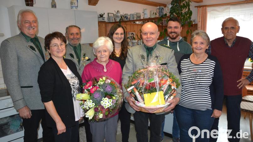 Ihren 80. Geburtstag feierte am Montag Maria Rosner (vorne, mit Blumen). Es gratulierten Tochter Beate (vorne links), Enkelin Karina (hinten, Mitte) mit Ehemann Marco (hinten rechts), Bruder Hans mit Ehefrau Resi (vorne, von rechts) sowie vom Schützenverein Großensees Ludwig Ernstberger, Andreas Gleißner (hinten, von links) und Vorsitzender Helmut Kipferl. Bild: jr
