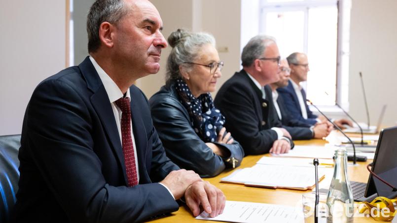 Hubert Aiwanger (links), Vorsitzender der Freien Wähler, vor der Fraktionssitzung. Bild: Sven Hoppe