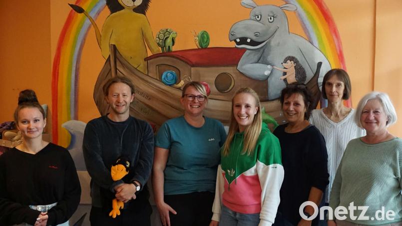 Die Erzieherinnen und Pfarrer Bernd Schindler zeichnen für das Projekt im Kindergarten Arche Noah verantwortlich (von links). Melanie Kardonskij, Pfarrer Bernd Schindler (mit Rabe Jaron in den Händen), Judith Lindner, Lousia Gmeiner, Kindergartenleiterin Klaudia Meindl, Renate Breier und Renate Amrhein. Bild: e