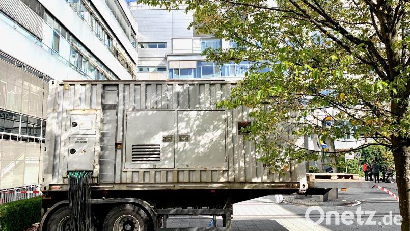 Vor dem Haupteingang des Weidener Klinikums steht derzeit ein mobiles Notstromaggregat. Bild: Gabi Schönberger
