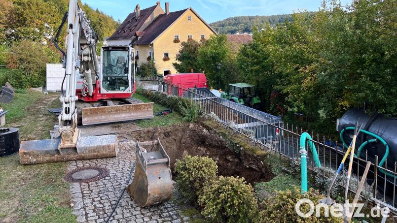 Ein gebrochene Abwasserrohr Hohenburger Straße in Kastl bereit große Schwierigkeiten. Übel riechendes Abwasser läuft auf die Fahrbahn. Deshalb ist die Hohenburger Straße auf Höhe des Seniorenheims mindestens für diese Woche vollständig gesperrt. Bild: jp