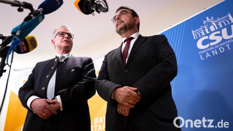 Florian Streibl (links), Fraktionsvorsitzender der Freien Wähler im bayerischen Landtag, und Klaus Holetschek (CSU), Fraktionsvorsitzender der CSU im bayerischen Landtag, geben im bayerischen Landtag nach den ersten Koalitionsgesprächen zwischen CSU und Freien Wählern ein Pressestatement. Bild: Sven Hoppe