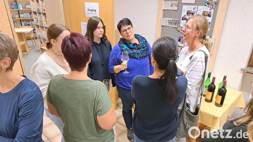 Gespräche über Buch-Neuerscheinungen und Literatur im allgemeinen bei der Mondscheinausleihe der Gemeindebücherei. Bild: exb/Pamela Wünsche