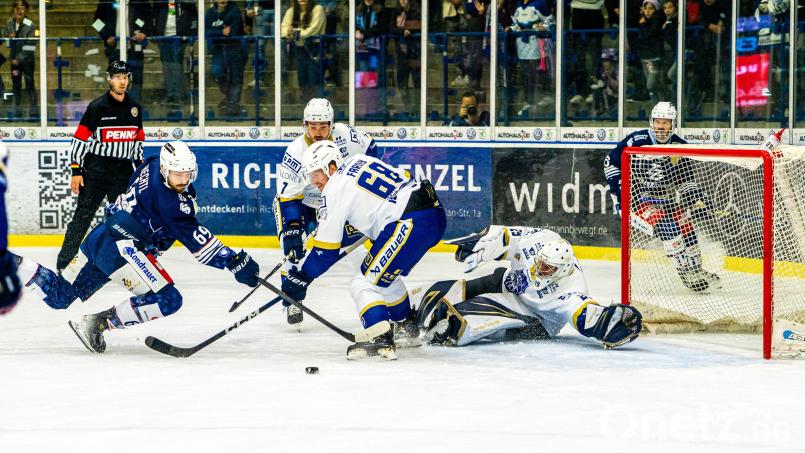 Die Blue Devils sind nach fünf Spielen noch ohne Punktverlust. Diese Serie wollen die Weidener gegen Stuttgart und beim SC Riessersee ausbauen. Das Bild zeigt Robert Hechtl (links) in der Partie gegen den EV Lindau (5:2) vor dem Kasten der Gäste. Archivbild: Elke Englmaier