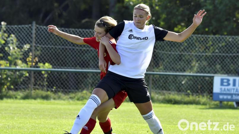 Torjägerin Susanne Stich (rechts) und ihre Theuerner Kolleginnen wollen endlich den ersten Heimsieg der Saison. Bild: Hubert Ziegler