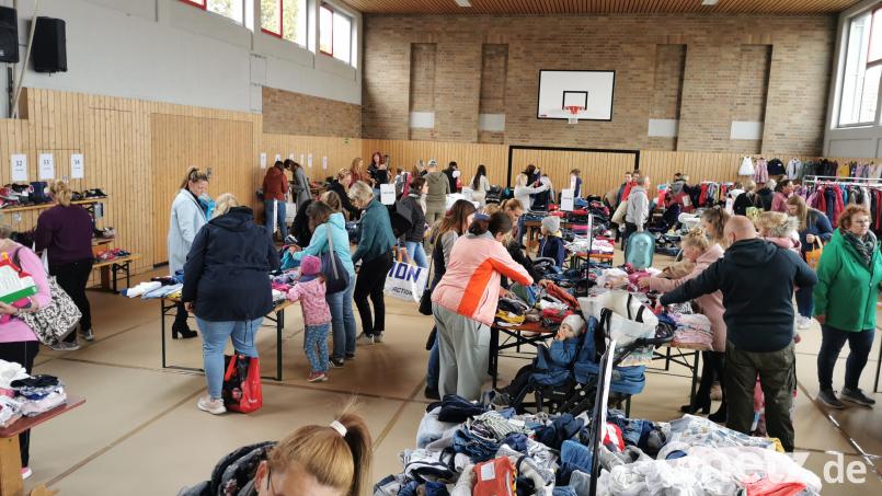Blick in die in einen Verkaufsraum umgewandelte Turnhalle, wo reges Treiben herrscht. Bild: hzi