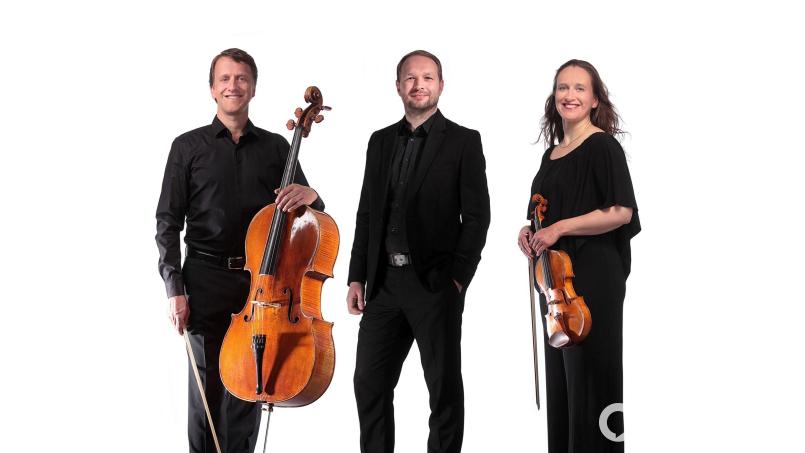Ukko Speidel, Helge Aurich und Vilja Godiva Speidel (von links) bilden das Trio Toninton. Bild: Michael Heyde (www.fotowerk-hey.de)/exb