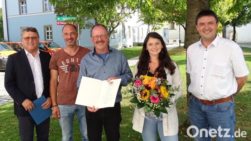 Amtsleiter Christian Schmitz (links), Personalratsvorsitzender Andreas Ringlstetter (rechts) und Alexander Schreml (Zweiter von links) verabschieden Katharina Fröhler (Zweite von links) und Josef Weber (Dritter von links). Bild: Amt für Digitalisierung, Breitband und Vermesssung Nabburg/exb