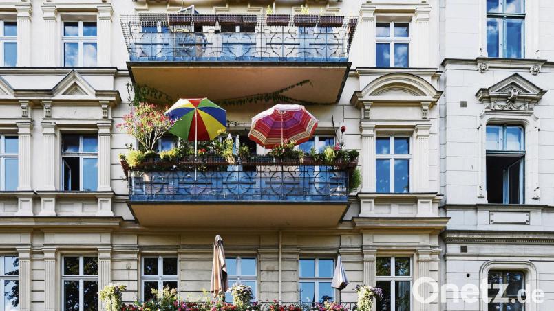 Beste Lage und Balkon sind bei der Wohnungssuche schwer zu finden. Wer kreativ und abseits der üblichen Pfade von Internet und Makler sucht, hat vielleicht eher Chancen. Symbolbild:  Bernd Diekjobst/dpa