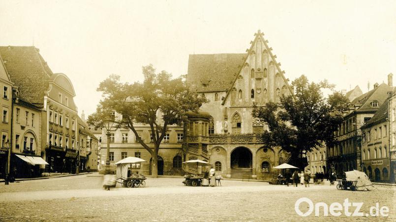Um 1900 waren am Marktplatz schon einmal zwei Bäume, wie diese Aufnahme zeigt. Bild: Stadtarchiv Amberg