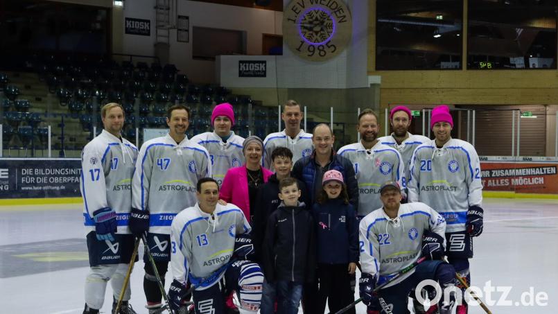 Der 1. EV Weiden ruft zusammen mit Lena Lang, ihrem Mann Christian und ihren Kindern Benedikt, Theresa und Konstantin zum Spendensammeln gegen Brustkrebs auf. Bild: 1. EV Weiden / exb
