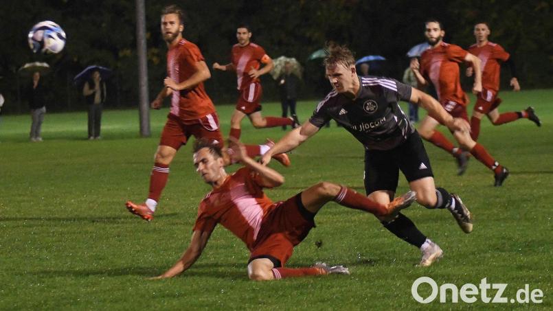 Die SV Grafenwöhr (im Bild Xavier Siemski) behielt am Donnerstagabend bei Dauerregen mit 2:0 die Oberhand im Punktspiel gegen die SpVgg Vohenstrauß. Bild: otr
