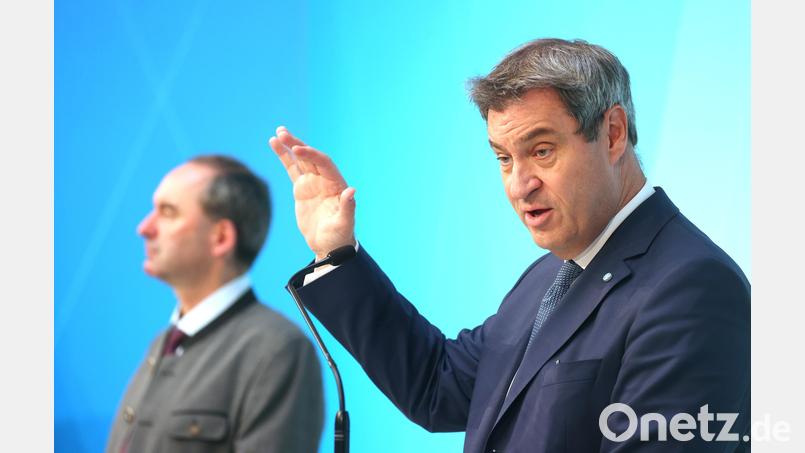 Markus Söder (rechts, CSU), Ministerpräsident von Bayern, spricht im Anschluss einer Sitzung des Ministerrats bei einer Pressekonferenz im Prinz-Carl-Palais neben Hubert Aiwanger (Freie Wähler), Wirtschaftsminister von Bayern. Archivbild: Karl-Josef Hildenbrand/dpa