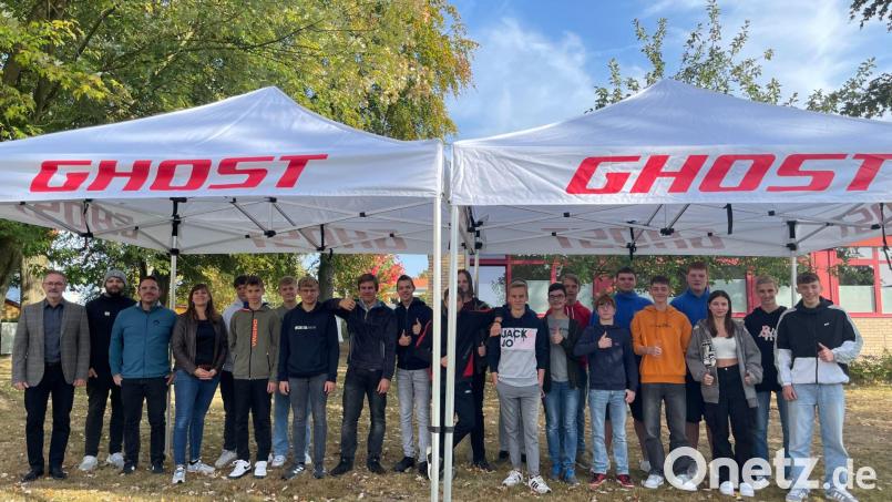 Die Firma Ghost hat an die Realschule im Stiftland zwei Pavillons übergeben. Bild: Realschule im Stiftland/exb