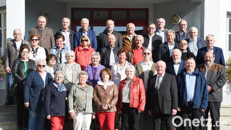 Bei sonnigem Herbstwetter feierte der Mitterteicher Jahrgang 1952/53 ein Wiedersehen. Bild: Gelis Fotostudio/exb