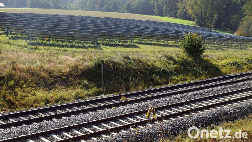 Projektoren suchen beidseits von Bahnlinien, die elektrifiziert werden, Grundstücke für PV-Anlagen in einem zunächst festgelegten Bereich von 200 Metern beidseits der Strecken. Auch in der Gemeinde Kulmain wären entsprechende PV-Anlagen möglich, wenn nicht potenzielle Flächen von der Gemeinde ausgewiesen werden. Im Bild eine PV-Anlage in der Gemeinde Immenreuth. Bild: bkr