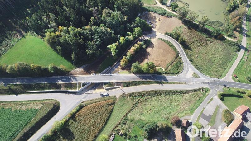 Die B 85-Brücke bei Mönlas ist fertiggestellt. Ein Gefahrenpotenzial birgt aber noch die direkte Kreuzung Mönlas/Pruihausen in unmittelbarer Nähe (rechts). Hier laufen verschiedene Überlegungen des Staatlichen Bauamtes, um einen „leistungsfähigen und sicheren Verkehrs-Knotenpunkt“ zu schaffen. Bild: Thilo Hierstetter
