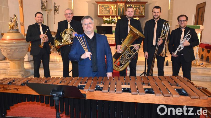 „NOpf Brass“ begeisterte knapp 150 Besucher in der Stadtpfarrkirche Mitterteich mit einem gut einstündigen Konzert. Im Bild (von links) Rene Bauer, Josef Neubauer, Gastmusiker Klaus Rosner am Marimbaphon, Luca Hennemann, Jonas Bäumler und Michael Lindner. Bild: jr