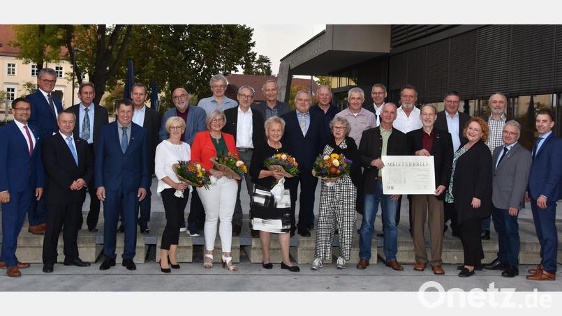 Vertreter der Handwerkskammer Niederbayern-Oberpfalz, unter ihnen Vizepräsident Christian Läpple (Dritter von links) und Geschäftsführer Alexander Stahl (links), verleihen zusammen mit Bürgermeister Martin Birner (Zweiter von links) die Goldenen Meisterbriefe für mindestens 35 Jahre erfolgreiches Wirken als Meister. Bild: wel