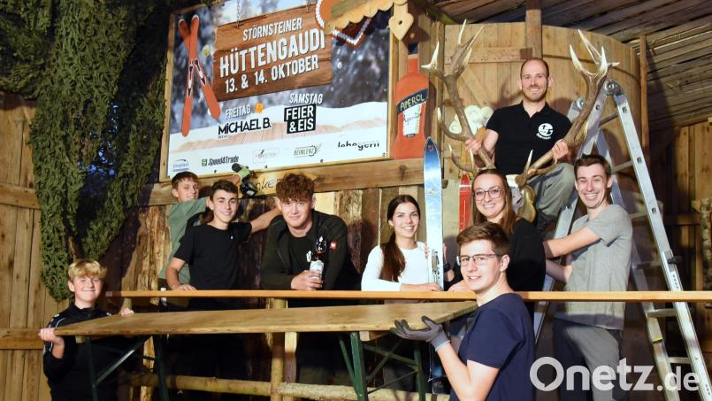 Alle Hände voll zu tun hatten die Helferinnen und Helfer der KLJB, um den Stodl des Gestbauernhofs zur urigen Almhütte umzubauen. Freitag und Samstag, jeweils ab 19 Uhr, dürfen sich die Besucher auf eine ausgelassene Kirwa freuen. Bild: bgm