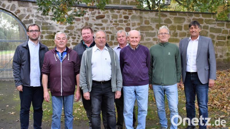 Alfons Meiler (Dritter von rechts) wurde von den Feldgeschworenen als stellvertretender Obmann bestätigt. Mit dabei waren Pascal Hofmann als Ansprechpartner der Stadt (von links), Hans Reichl, Michael Müller, Obmann Josef Kneidl, Johann Arnold sowie von rechts: Bürgermeister Edgar Knobloch und Karl Schönberger. Bild: rgr