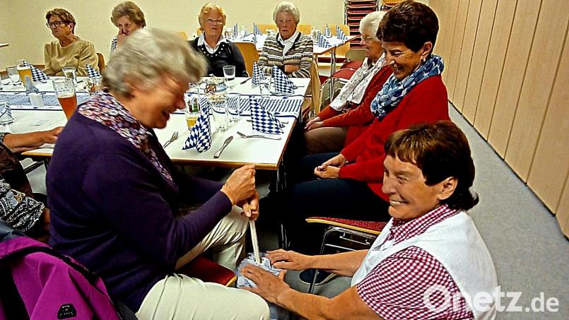Vor dem Genuss der frischen Butter steht harte Arbeit. Elsa Reiß zeigt den Gästen, wie das Ausbuttern funktioniert. Bild: R. Kreuzer