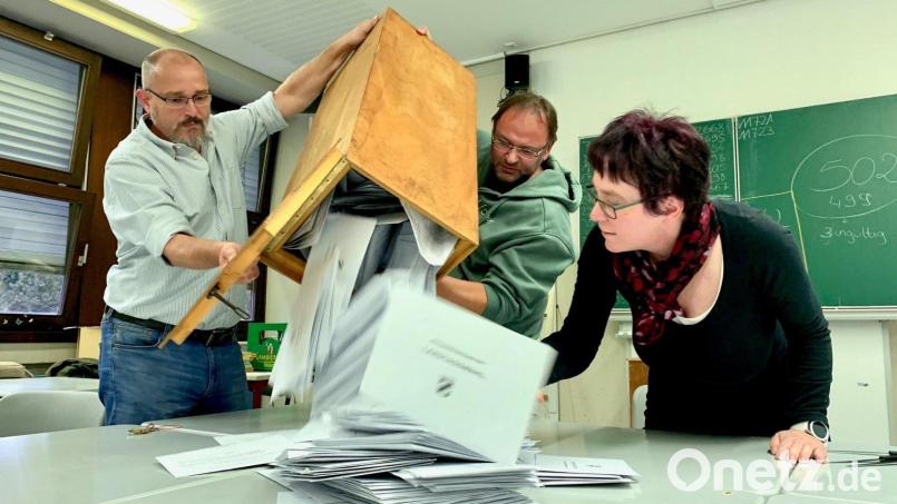 Auszählung am Wahlabend. Bei den Briefwahlunterlagen tauchten einige falsche Stimmzettel auf. Symbolbild: Gabi Schönberger