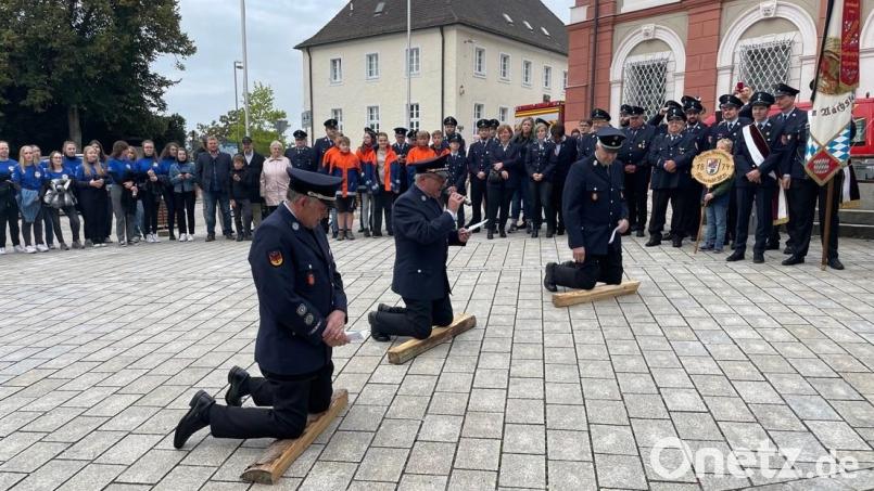 Zweiter Kommandant Markus Lindner, Vorsitzender Wolfgang Müller sowie Kommandant und Zweiter Vorsitzender Gottfried Amschl der Feuerwehr Altenstadt bitten die Feuerwehr Neustadt um die Erneuerung der Patenschaft. Bild: Corinna Hagn/exb