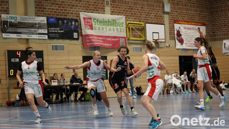 Die Neustädter Basketballerinnen (dunkle Trikots) sind am Wochenende in Würzburg zu Gast. Archivbild: Dieter Jäschke
