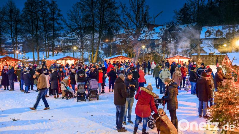 Nicht nur zahlreiche Friedenfelser besuchten im vergangenen Jahr die Dorfweihnacht auf dem Vorplatz der Steinwaldhalle. Wegen der großen Resonanz findet heuer am 16. Dezember eine Wiederholung statt. Archivbild: bsc